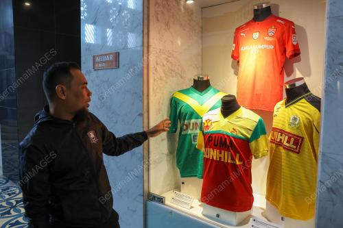 PAMERAN 100 TAHUN TROFI HMS MALAYA