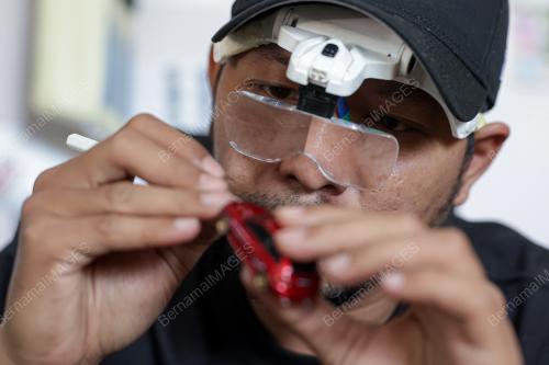 JURUTEKNIK BERKARYA MELALUI KERETA MINIATUR BERSKALA 1:64