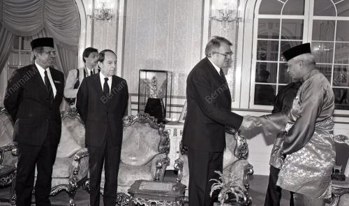 DISEMBER 1982