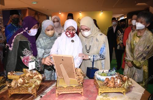 TUNKU HAJAH AZIZAH AMINAH MAIMUNAH ISKANDARIAH