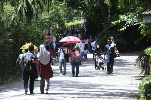 PENGUNJUNG MEMENUHI ZOO NEGARA