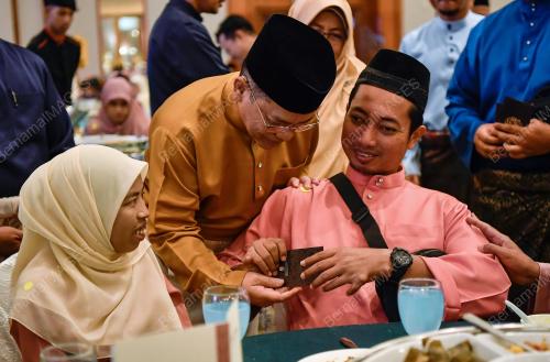 SENATOR DATUK DR NAÃ•IM MOKHTAR