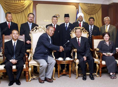 ABU ZAHARI NIKA UJANG