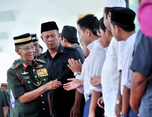 KL12_21092012_AGONG_SOLAT