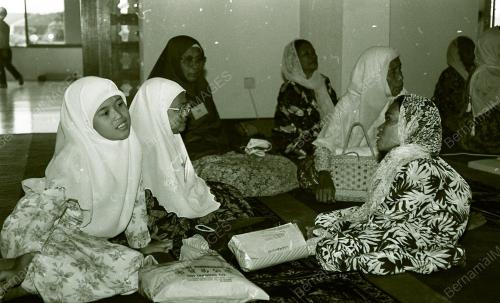 DR YUSOF NOR SAMPAIKAN BANTUAN KEPADA FAKIR MISKIN