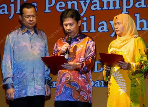 PENYERAHAN ZAKAT PERDANA