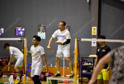 LATIHAN BADMINTON