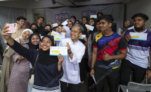 FAHMI FADZIL
