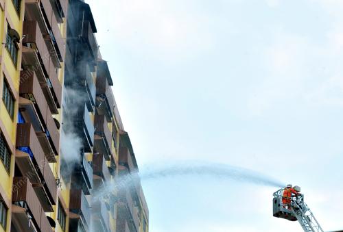 KL12_24112015_TERBAKAR