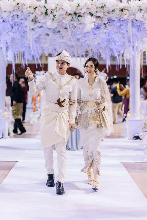 BERBAJU PENGANTIN TRADISIONAL MELAYU