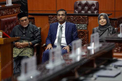 ANGKAT SUMPAH AHLI DEWAN NEGARA