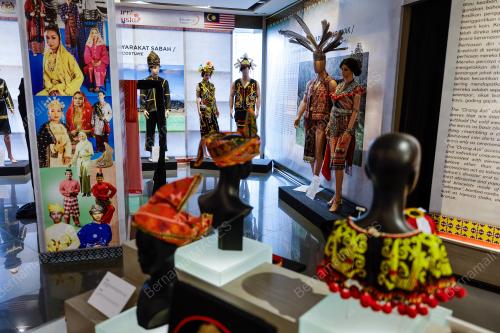 PAMERAN BUSANA PELBAGAI KAUM