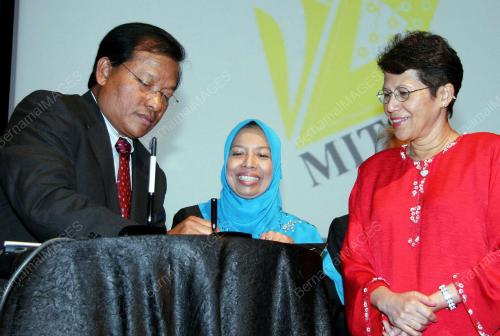 SIMPOSIUM ANTARABANGSA TEKNOLOGI MAKLUMAT