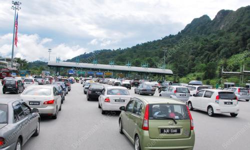 KENDERAAN SESAK TOL KARAK