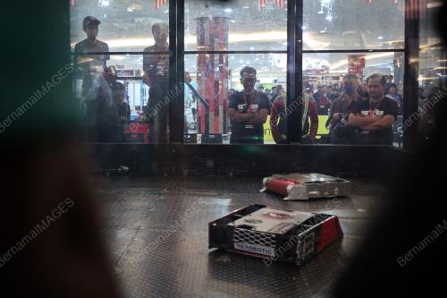 PERTANDINGAN ROBOT TEMPUR