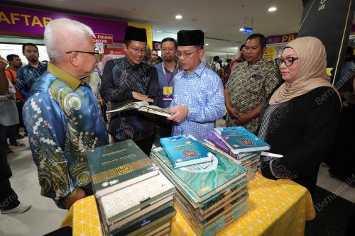 DATUK DR MOHD NA'IM MOKHTAR