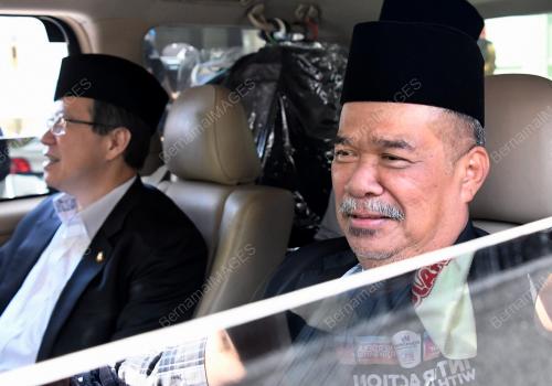 PIMPINAN PARTI MEMASUKI PERKARANGAN ISTANA