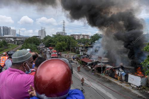 DERETAN KEDAI TERBAKAR DI JALAN EMPAT TIN