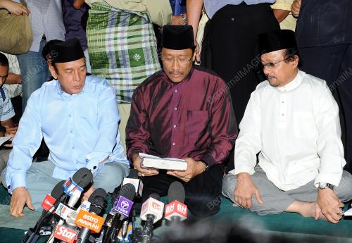 SUMPAH LAKNAT TRIO DATUK 'T'