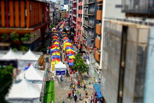 KEMERIAHAN ORANG RAMAI DI JALAN TAR