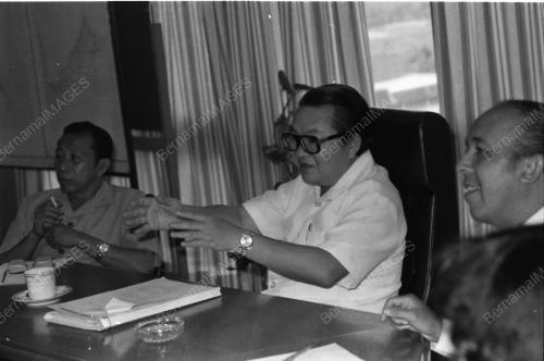 LEE SAN CHOON MEET TRANSPORT OPERATORS AT HIS OFFICE