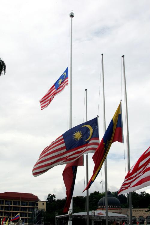 BENDERA SEPARUH TIANG