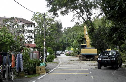 TINJAUAN TANAH RUNTUH DI JALAN KELAB UKAY