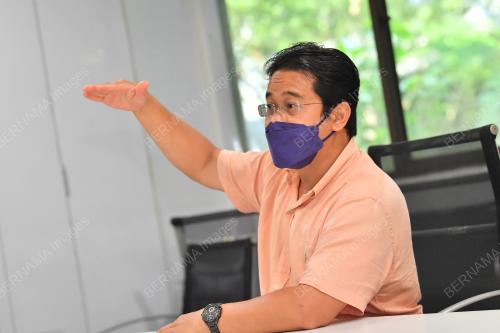 KHAMARRUL AZAHARI RAZAK