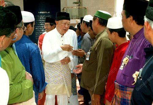 KL13-08_09_00_AGONG_BERSALAMAN_13012016