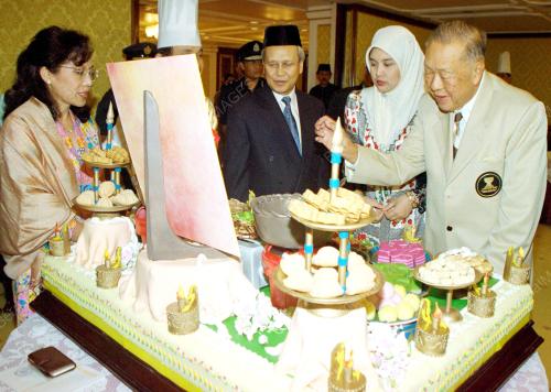 KL13-22_12_2000_AGONG_CAKE_15012016