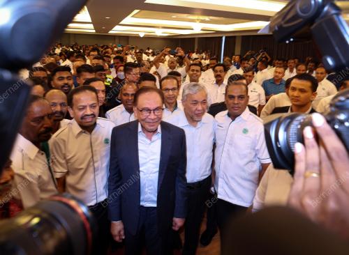 PERJUMPAAN KHAS PM BERSAMA MIC