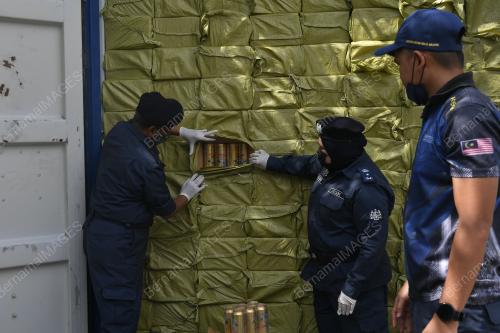 SINDIKET PENYELUDUPAN MINUMAN KERAS