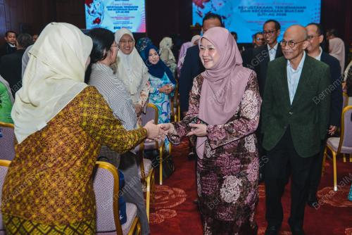 FADHLINA SIDEK
