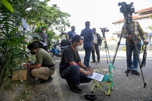 PENGAMAL MEDIA MASIH MENUNGGU DI PERKARANGAN RUMAH PM