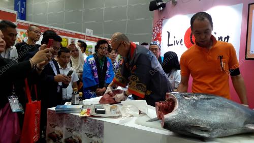 KL13_05042017_TUNA_CUTTING