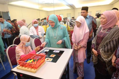 TUNKU AZIZAH AMINAH MAIMUNAH ISKANDARIAH
