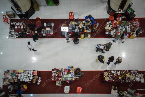 ORANG RAMAI BERKUNJUNG KE PASAR KARAT AMCORP MALL