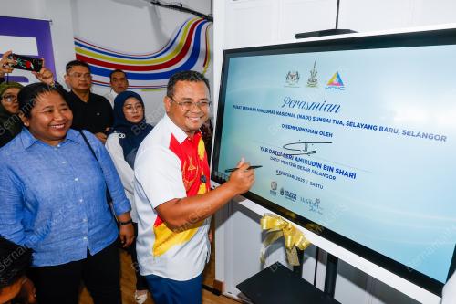 AMIRUDIN SHARI
