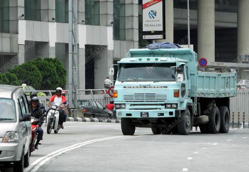 TIDAK MENGIKUT PERATURAN JALAN RAYA