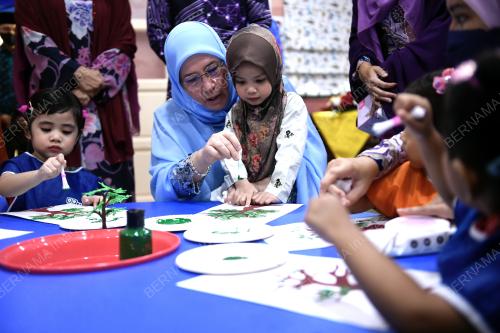 TUNKU HAJAH AZIZAH AMINAH MAIMUNAH ISKANDARIAH