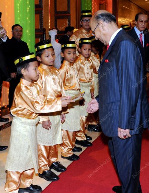 KL13_09122013_AGONG