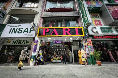 KEDAI PAKAIAN BEROPERASI