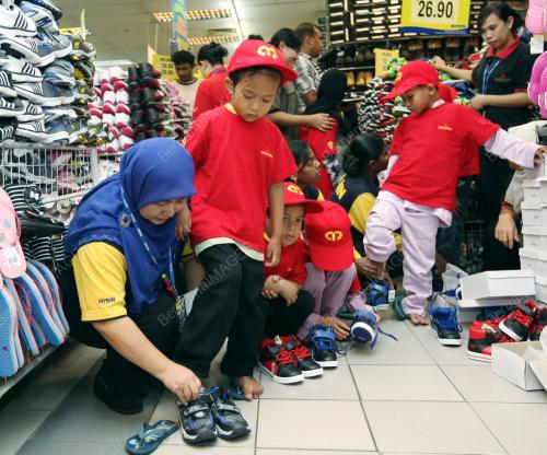 AM BANK SUMBANGAN KEPADA ANAK YATIM