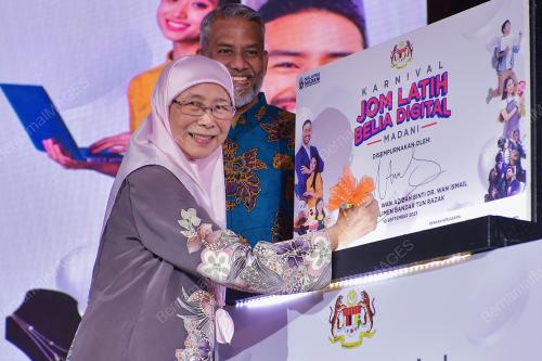 DATUK SERI DR WAN AZIZAH WAN ISMAIL