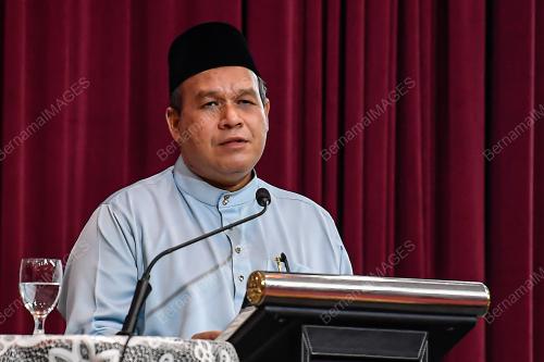 DR MUHAMAD RAZAK IDRIS