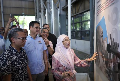 DATUK SERI DR WAN AZIZAH WAN ISMAIL