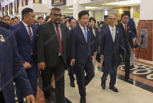 SPEAKER KOREA SELATAN KIM JIN-PYO