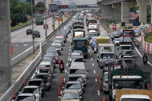 KESESAKKAN LEBUHRAYA MENUJU PUSAT BANDARAYA