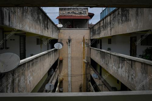 FLAT YANG DIHUNI TIDAK DIURUS DENGAN BAIK