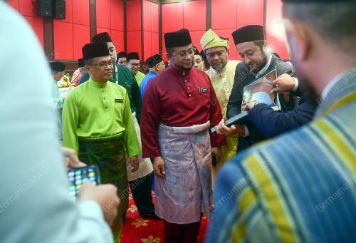 DATUK AHMAD MARZUK SHAARY